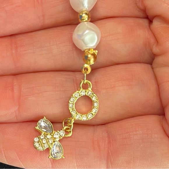 Bracelet. 6.6” faux irregular shape pearl beads. Crystals with bee closure. NIP - Picture 5 of 7